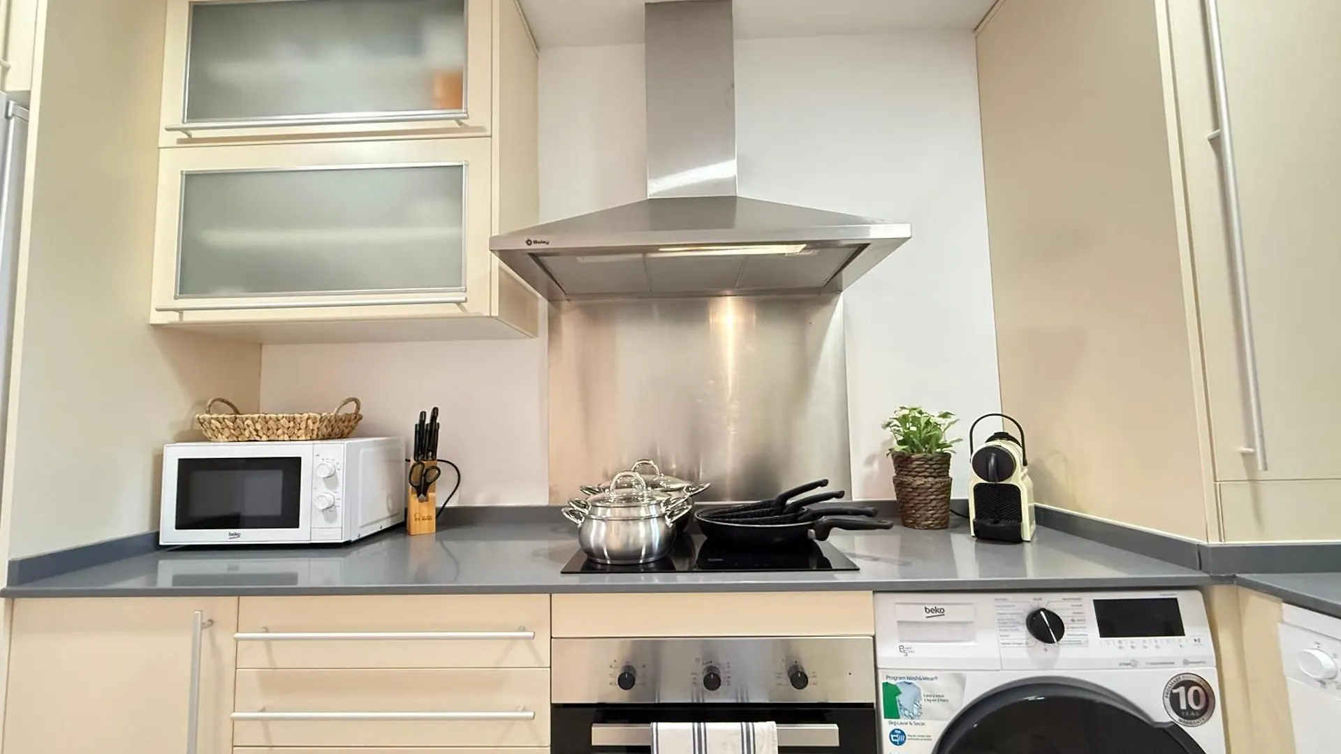 Resort Style 2 Bedroom Apartment near Marbella FREE WIFI&PARKING Estepona Spanien